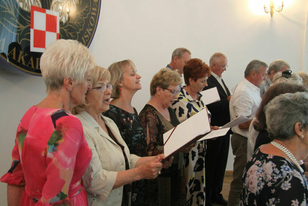 
                                                    40 – lecie Klubu Seniora Jesienna Róża 
                                                