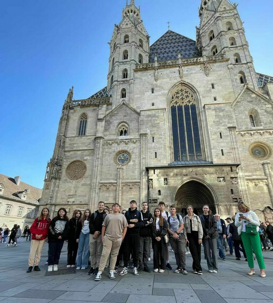 
                                                    Wycieczka ZSO Dęblin 2023 do trzech stolic - (Wiedeń) Przed katedrą św. Szczepana - grupa uczniów
                                                