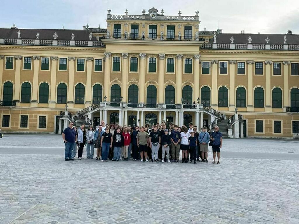 
                                                    Wycieczka do trzech stolic ZSO 2023 - Pałacu Schonbrunn w Wiedniu - grupa uczniów
                                                