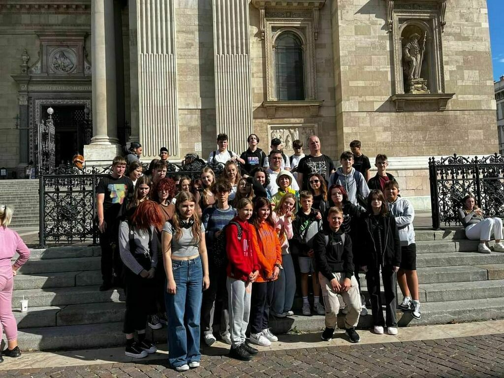
                                                    Wycieczka do trzech stolic ZSO 2023 - Budapeszt - Przed Bazyliką  św. Stefana - grupa uczniów
                                                