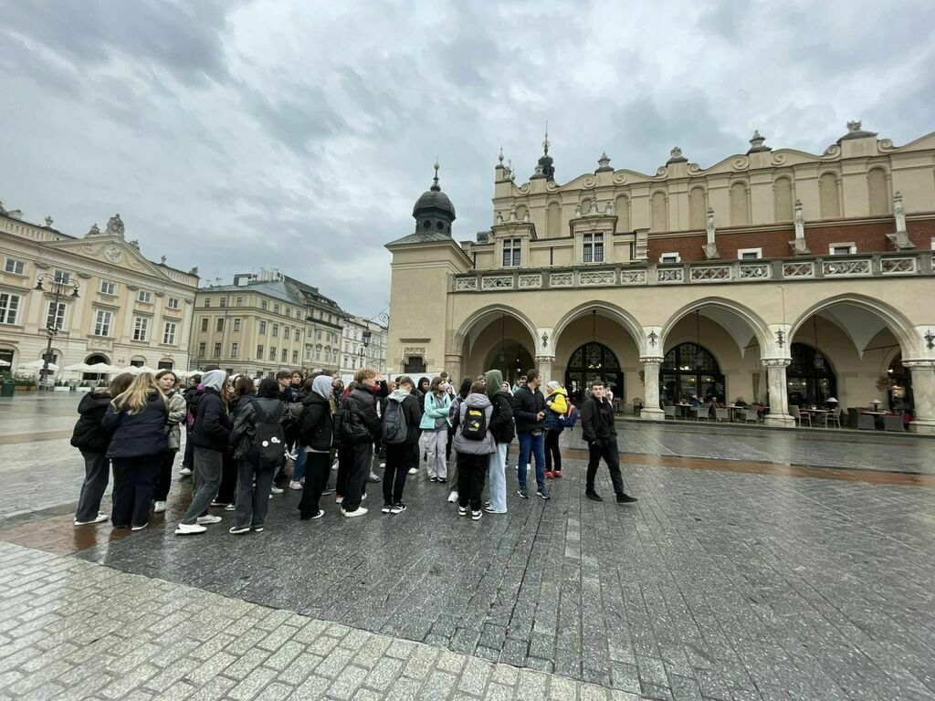 
                                                    wycieczka klas pierwszych LO Dęblin 2023 do Krakowa i Enerdylandii - Rynek w Krakowie - grupa uczniów
                                                