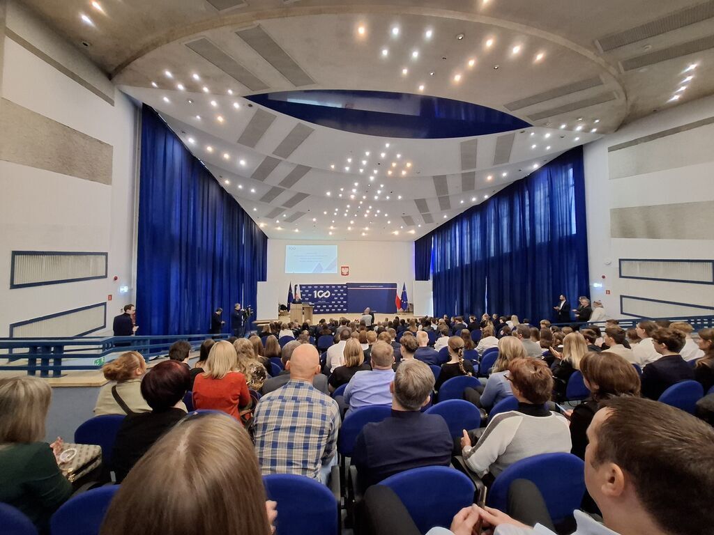 
                                                    KAROL KARPISZ Z KLASY 4 TI ZESPOŁU SZKÓŁ ZAWODOWYCH NR 1 W DĘBINIE WŚRÓD LAUREATÓW STYPENDIUM PREZESA RADY MINISTRÓW
                                                