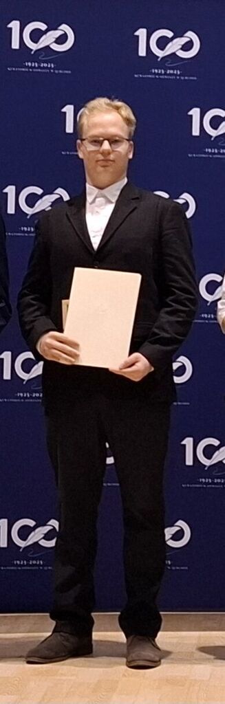 
                                                    KAROL KARPISZ Z KLASY 4 TI ZESPOŁU SZKÓŁ ZAWODOWYCH NR 1 W DĘBINIE WŚRÓD LAUREATÓW STYPENDIUM PREZESA RADY MINISTRÓW
                                                