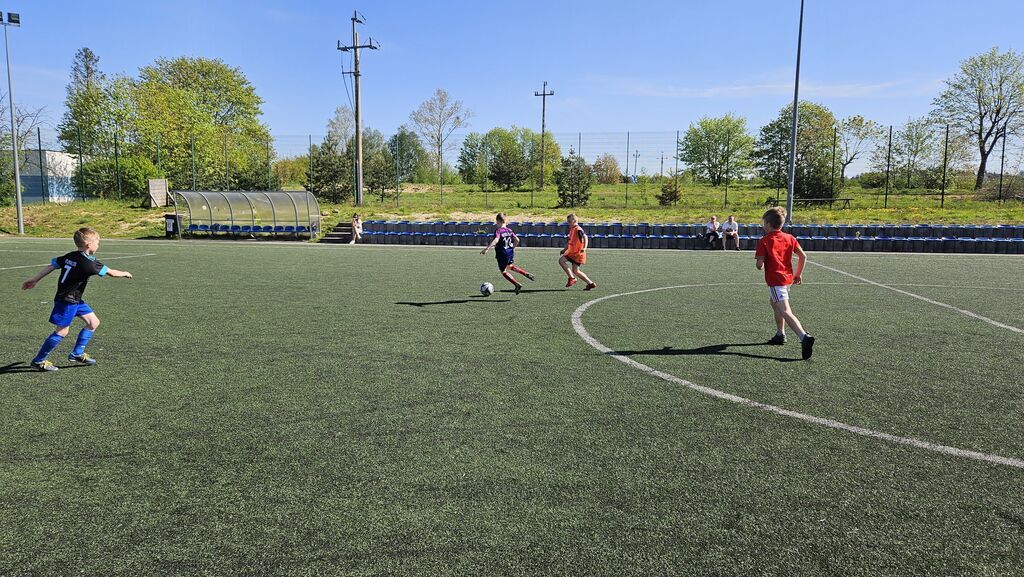 
                                                    Fotorelacja z turniejów piłki nożnej, rzutów do kosza oraz sprintu
                                                