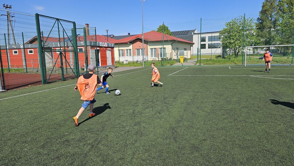 
                                                    Fotorelacja z turniejów piłki nożnej, rzutów do kosza oraz sprintu
                                                