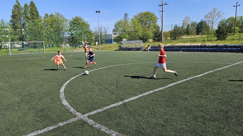 
                                                    Fotorelacja z turniejów piłki nożnej, rzutów do kosza oraz sprintu
                                                