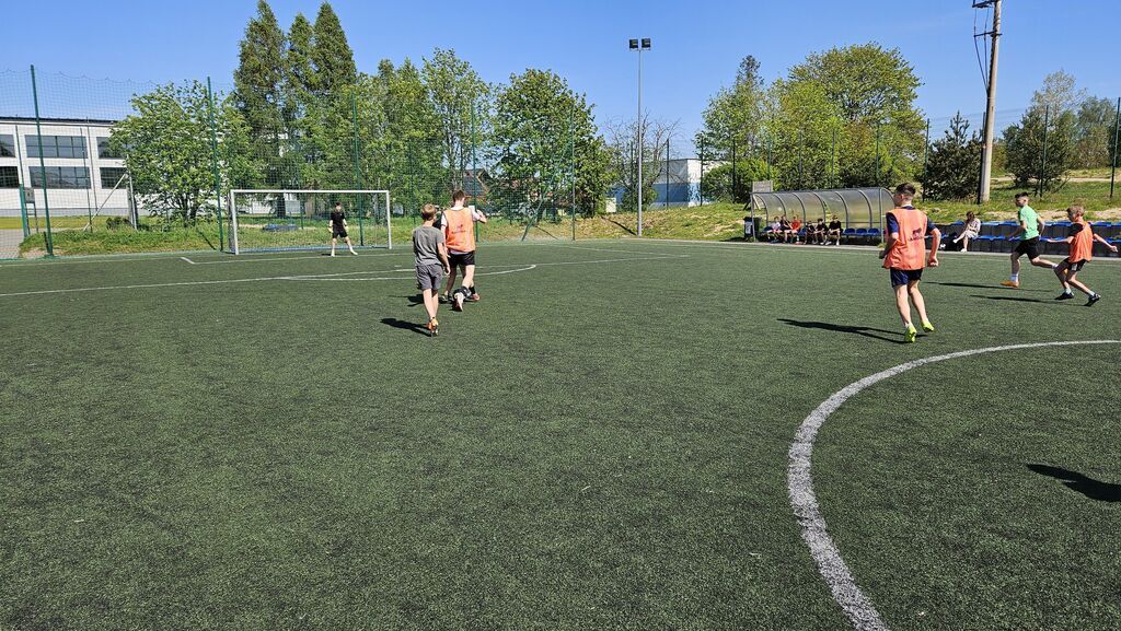 
                                                    Fotorelacja z turniejów piłki nożnej, rzutów do kosza oraz sprintu
                                                