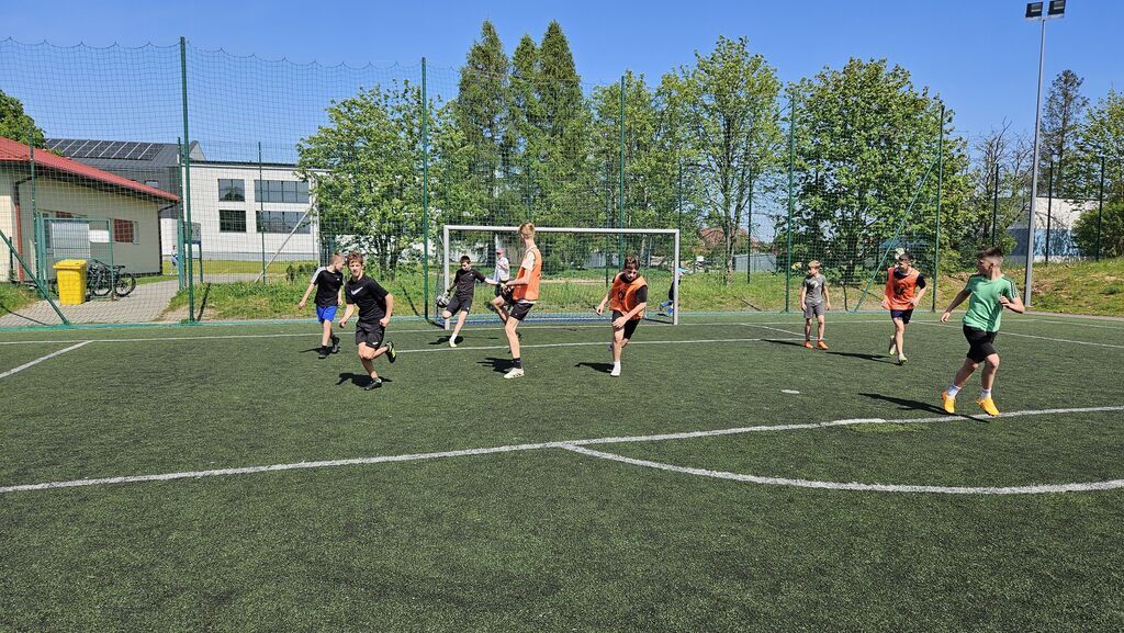 
                                                    Fotorelacja z turniejów piłki nożnej, rzutów do kosza oraz sprintu
                                                