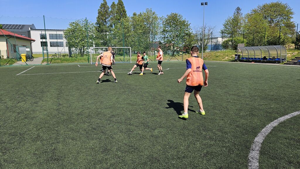 
                                                    Fotorelacja z turniejów piłki nożnej, rzutów do kosza oraz sprintu
                                                