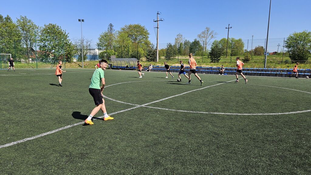 
                                                    Fotorelacja z turniejów piłki nożnej, rzutów do kosza oraz sprintu
                                                