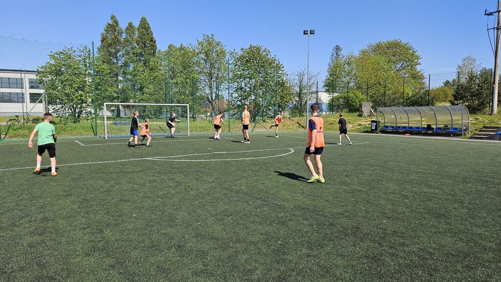 
                                                    Fotorelacja z turniejów piłki nożnej, rzutów do kosza oraz sprintu
                                                