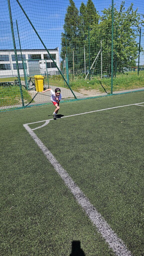 
                                                    Fotorelacja z turniejów piłki nożnej, rzutów do kosza oraz sprintu
                                                