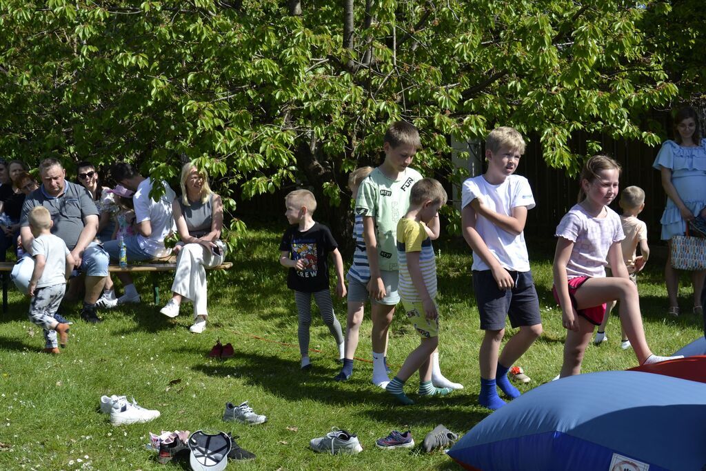 
                                                    Fotorelacja z warsztatów rękodzieła, gier i zabaw z animatorem, ogniska
                                                