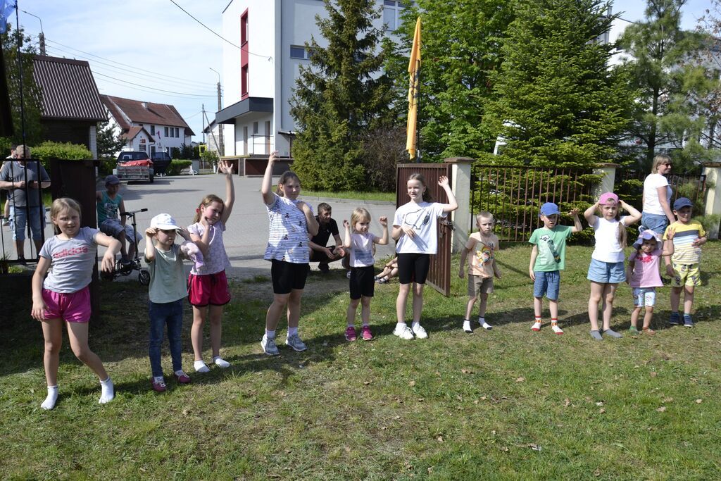 
                                                    Fotorelacja z warsztatów rękodzieła, gier i zabaw z animatorem, ogniska
                                                