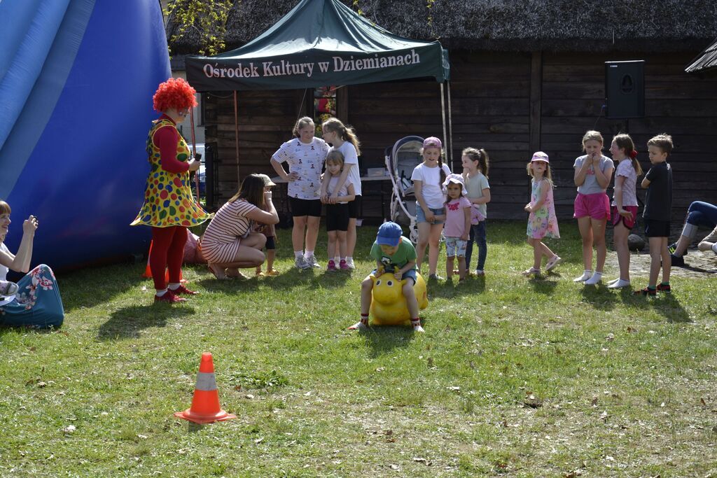 
                                                    Fotorelacja z warsztatów rękodzieła, gier i zabaw z animatorem, ogniska
                                                