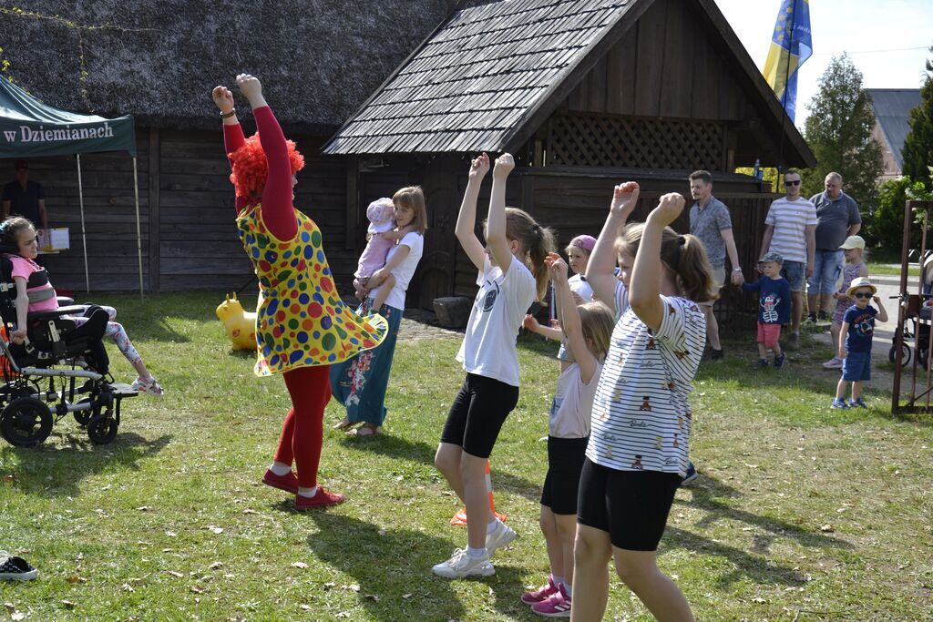 
                                                    Fotorelacja z warsztatów rękodzieła, gier i zabaw z animatorem, ogniska
                                                