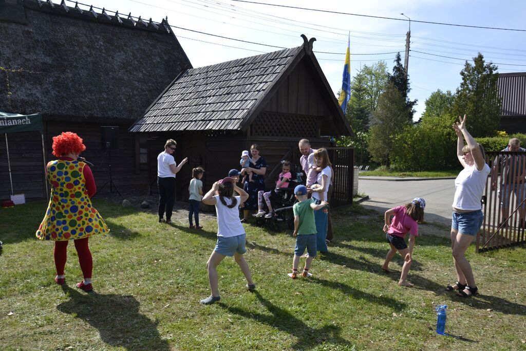 
                                                    Fotorelacja z warsztatów rękodzieła, gier i zabaw z animatorem, ogniska
                                                