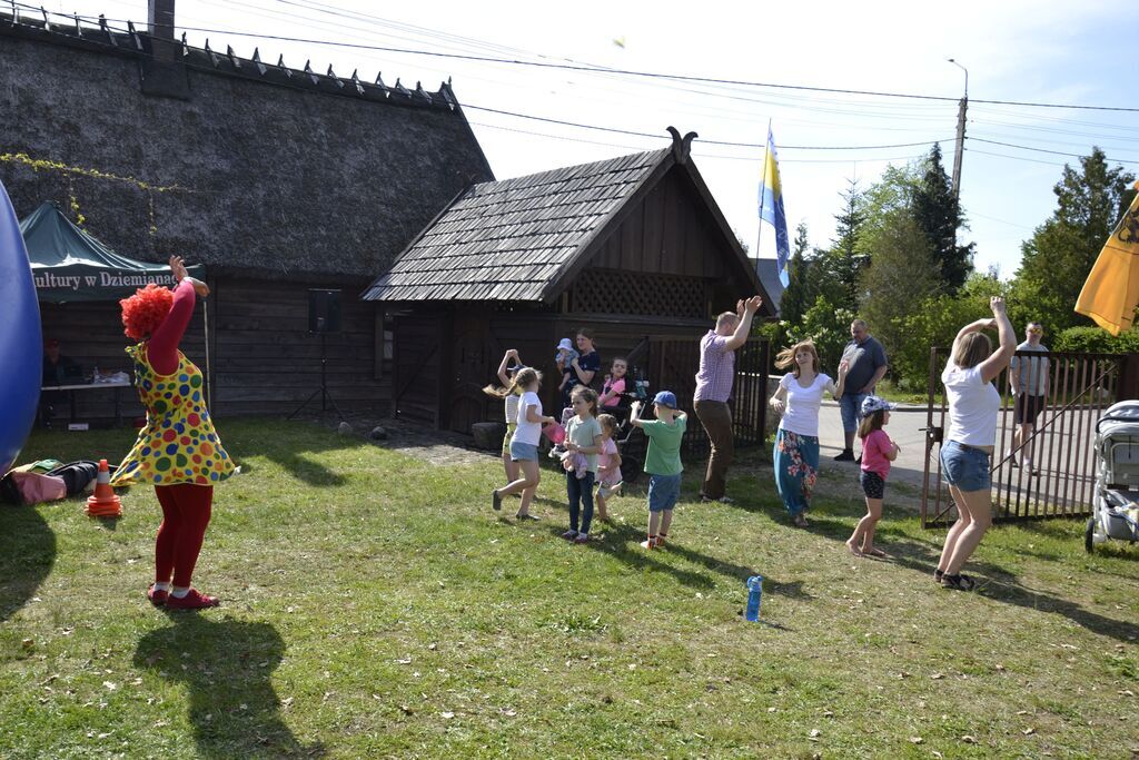 
                                                    Fotorelacja z warsztatów rękodzieła, gier i zabaw z animatorem, ogniska
                                                