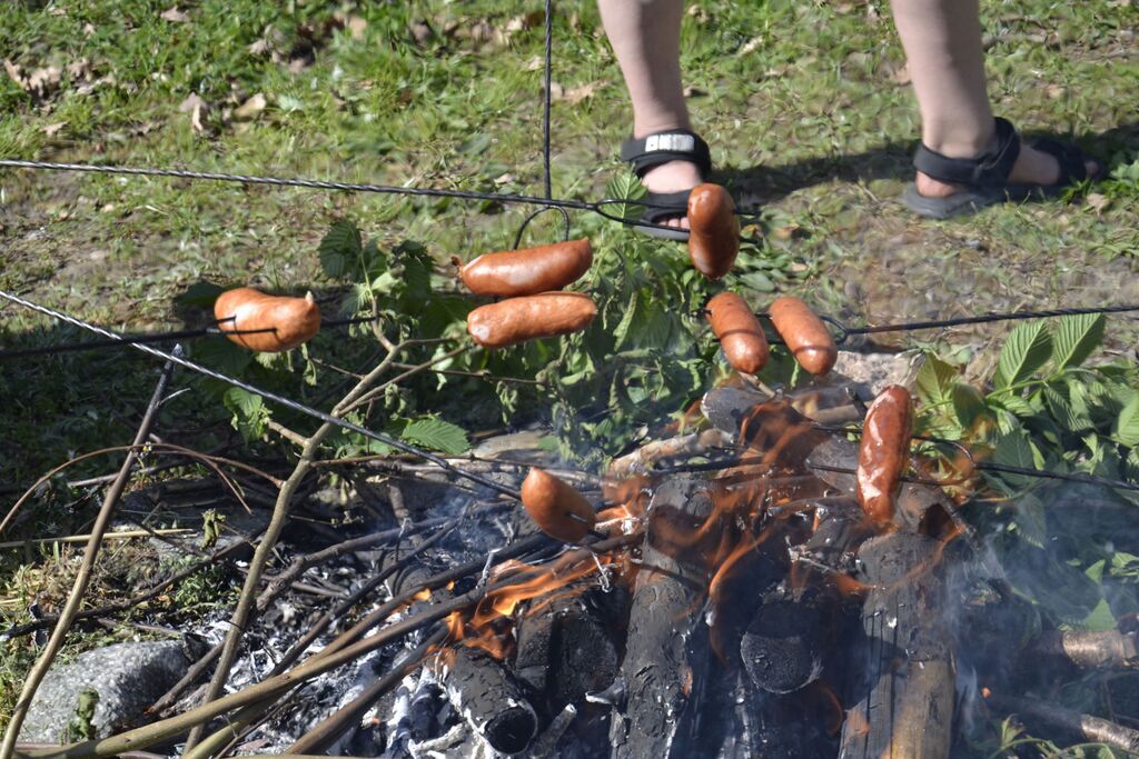 
                                                    Fotorelacja z warsztatów rękodzieła, gier i zabaw z animatorem, ogniska
                                                