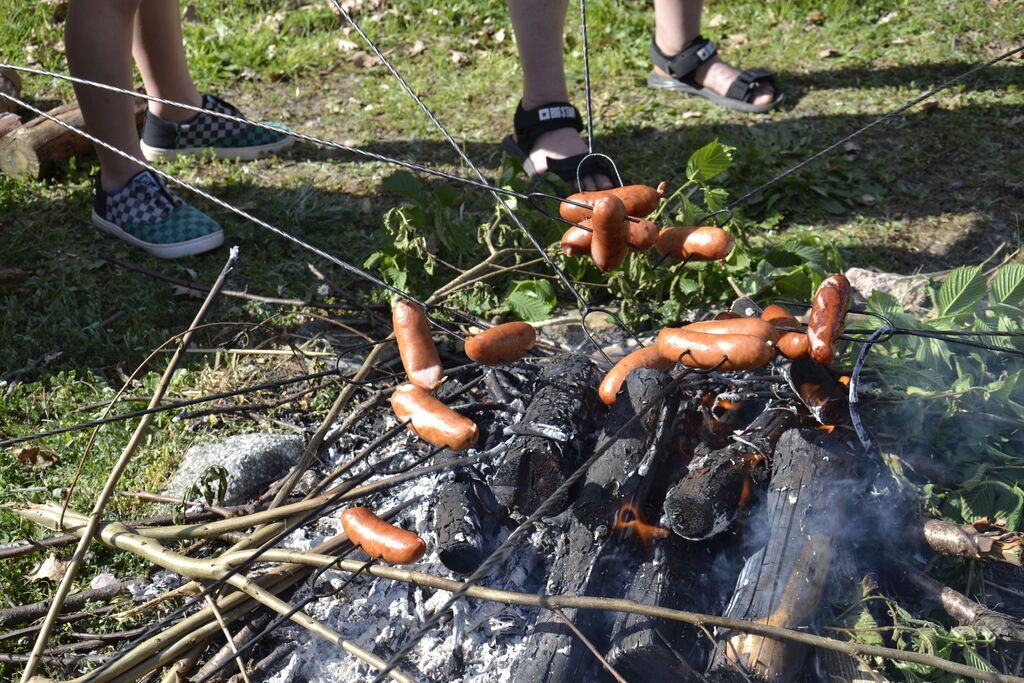 
                                                    Fotorelacja z warsztatów rękodzieła, gier i zabaw z animatorem, ogniska
                                                