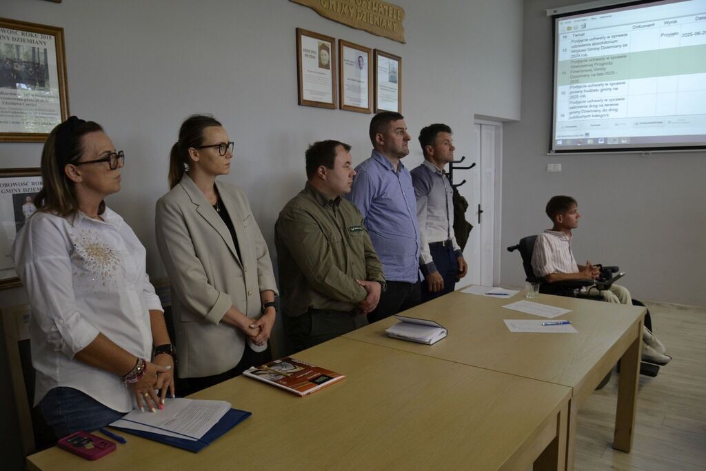 
                                                       Wójt z absolutorium i wotum zaufania
                                                