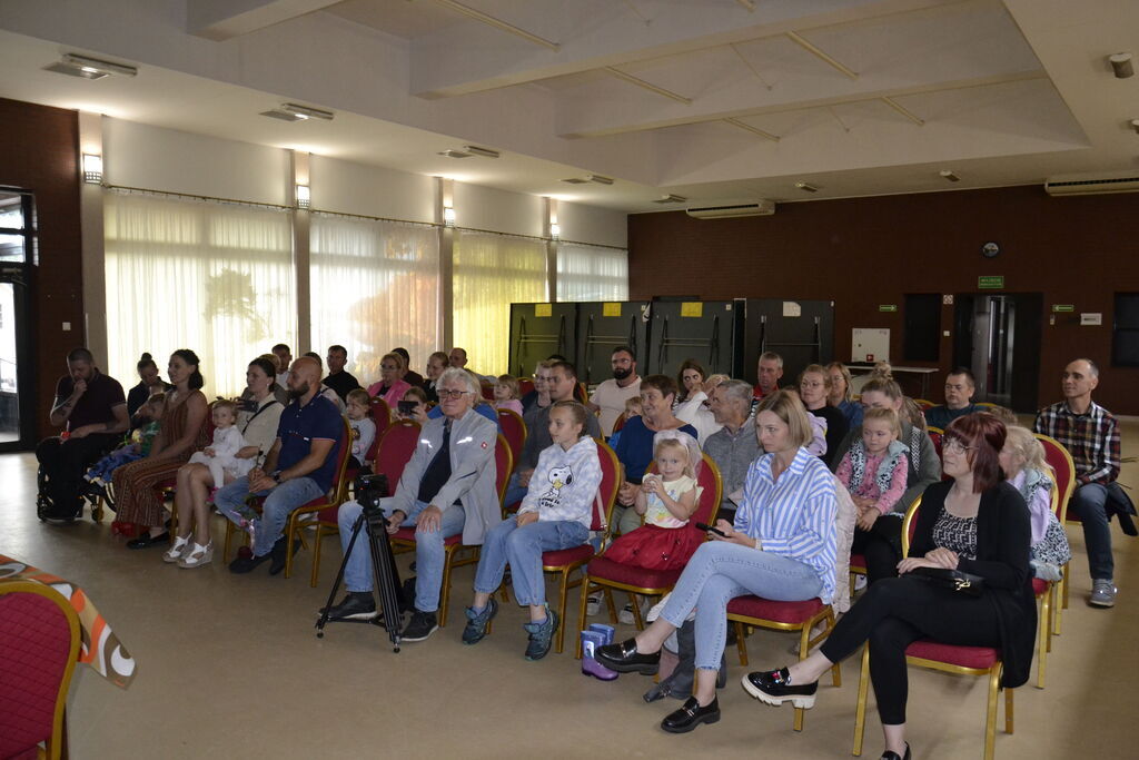 
                                                       Pierwsze przedstawienie teatralne - skecze Dziemiańskiego Kółka Teatralnego
                                                