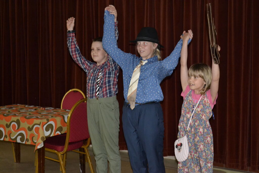 
                                                       Pierwsze przedstawienie teatralne - skecze Dziemiańskiego Kółka Teatralnego
                                                