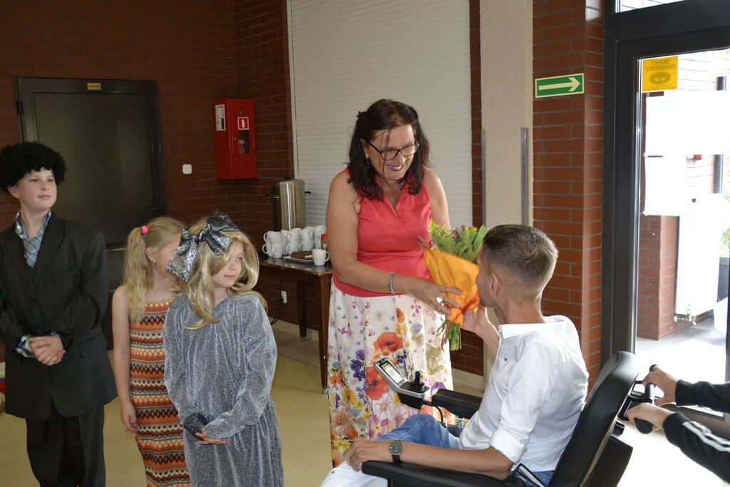 
                                                       Pierwsze przedstawienie teatralne - skecze Dziemiańskiego Kółka Teatralnego
                                                