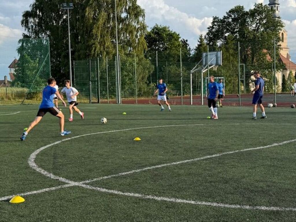 
                                                       I trening sezonu 2025/2026, który poprowadził Pan Mateusz Gliniecki - II trener MKS Chojniczanki Chojnice. 
                                                