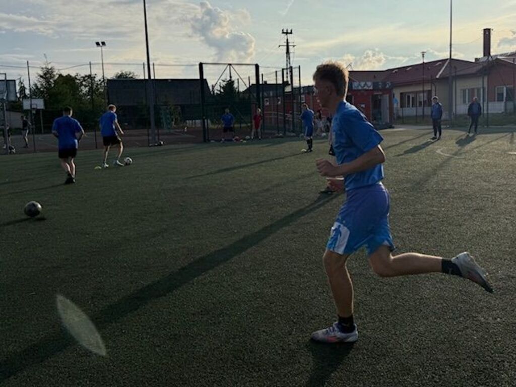 
                                                       I trening sezonu 2025/2026, który poprowadził Pan Mateusz Gliniecki - II trener MKS Chojniczanki Chojnice. 
                                                