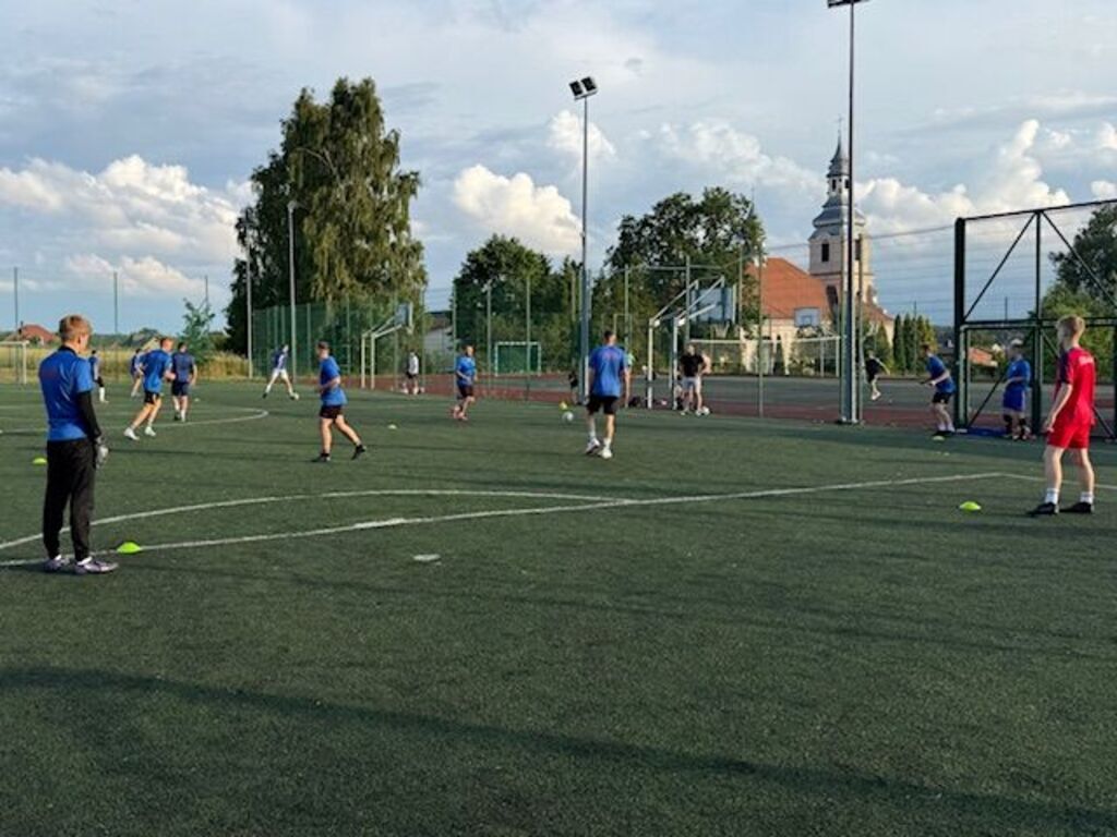 
                                                       I trening sezonu 2025/2026, który poprowadził Pan Mateusz Gliniecki - II trener MKS Chojniczanki Chojnice. 
                                                