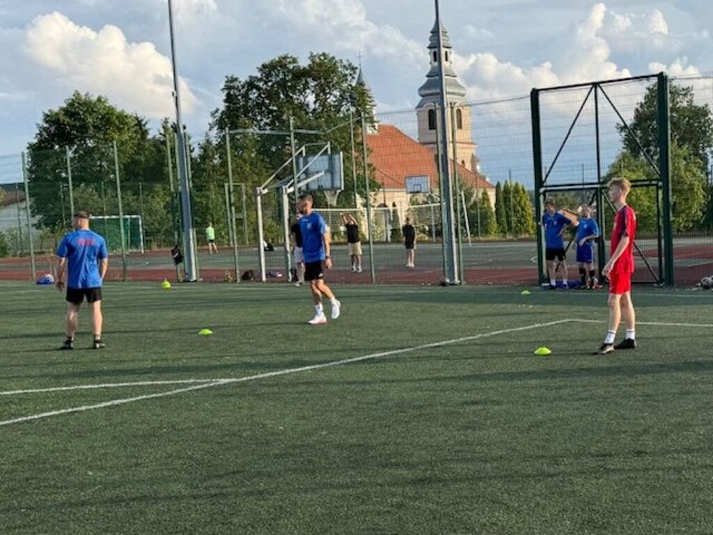 
                                                       I trening sezonu 2025/2026, który poprowadził Pan Mateusz Gliniecki - II trener MKS Chojniczanki Chojnice. 
                                                