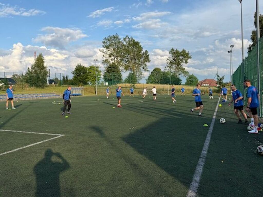 
                                                       I trening sezonu 2025/2026, który poprowadził Pan Mateusz Gliniecki - II trener MKS Chojniczanki Chojnice. 
                                                
