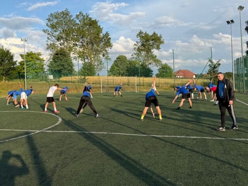 
                                                       I trening sezonu 2025/2026, który poprowadził Pan Mateusz Gliniecki - II trener MKS Chojniczanki Chojnice. 
                                                