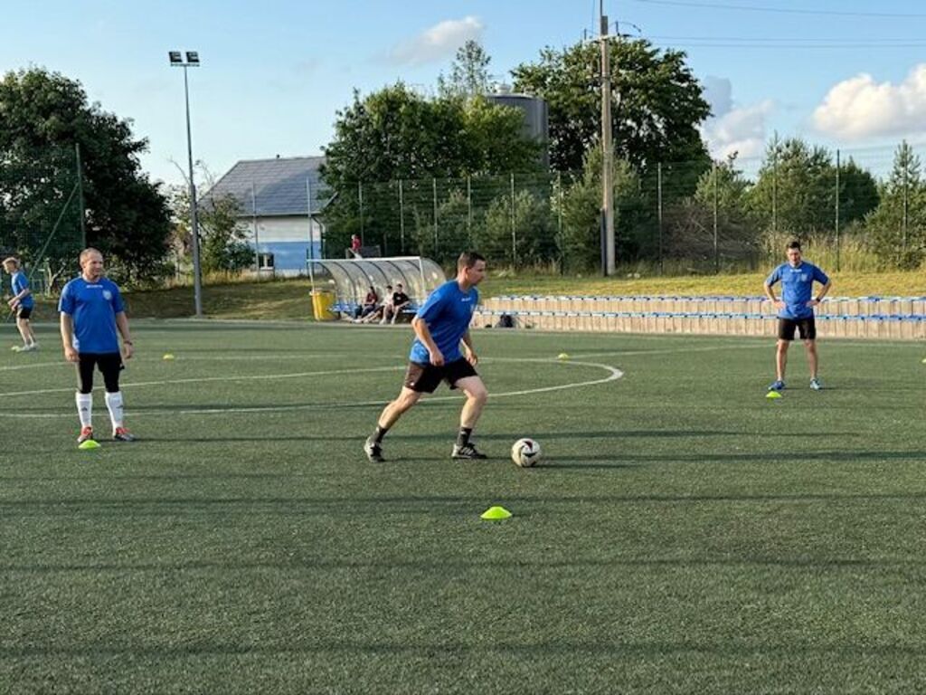 
                                                       I trening sezonu 2025/2026, który poprowadził Pan Mateusz Gliniecki - II trener MKS Chojniczanki Chojnice. 
                                                