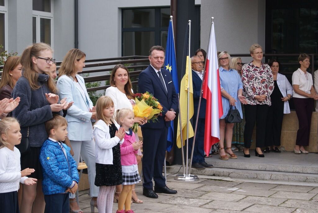 
                                                       Uroczyście rozpoczęliśmy nowy rok szkolny.
                                                