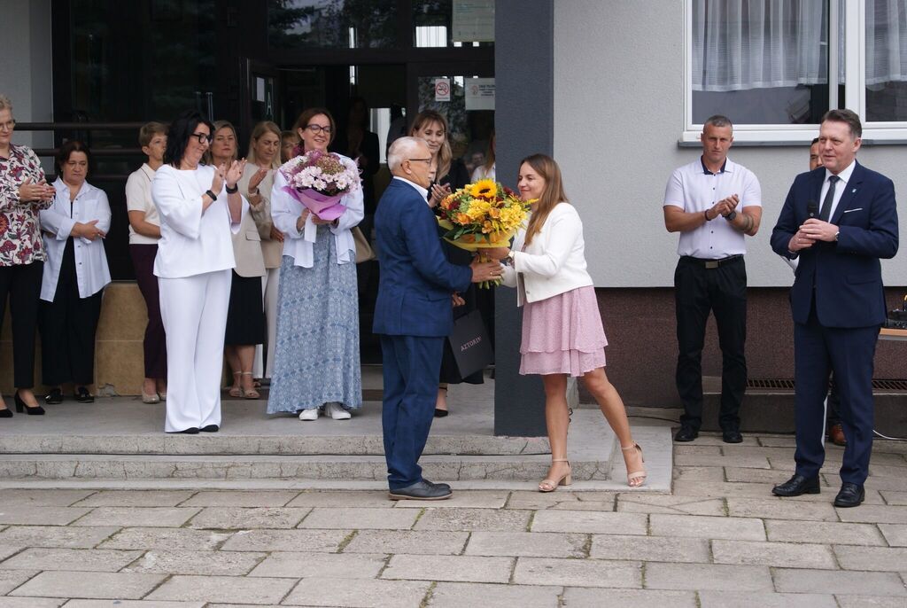 
                                                       Uroczyście rozpoczęliśmy nowy rok szkolny.
                                                