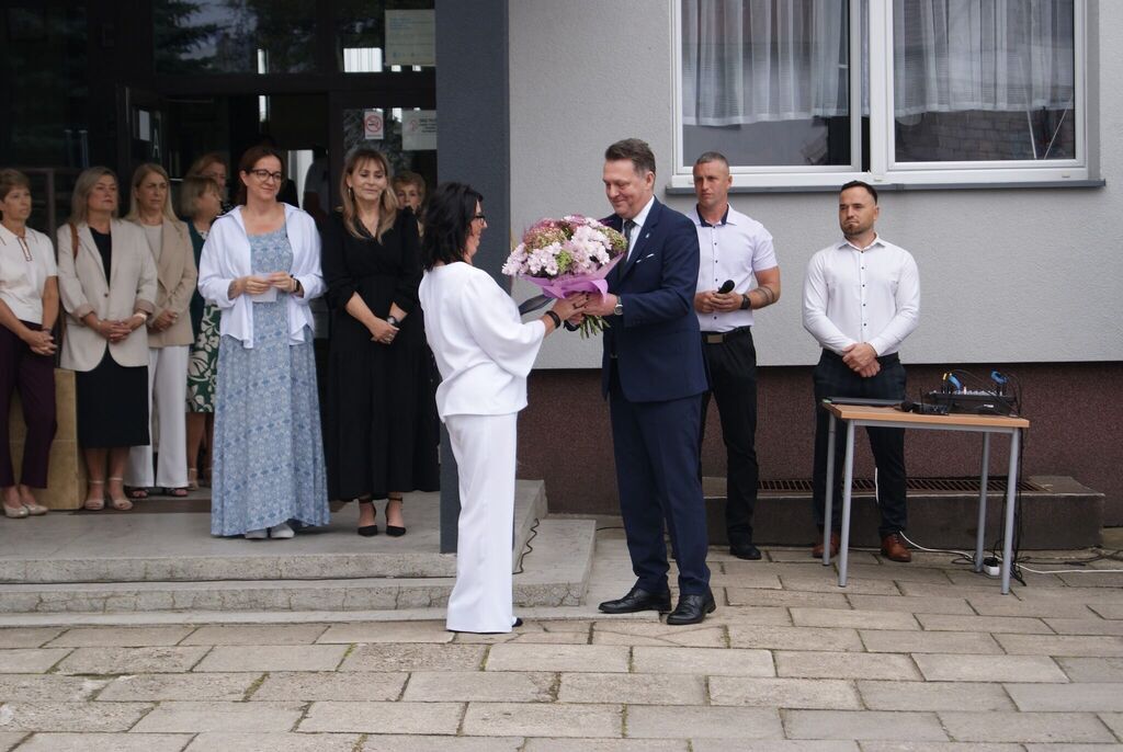
                                                       Uroczyście rozpoczęliśmy nowy rok szkolny.
                                                