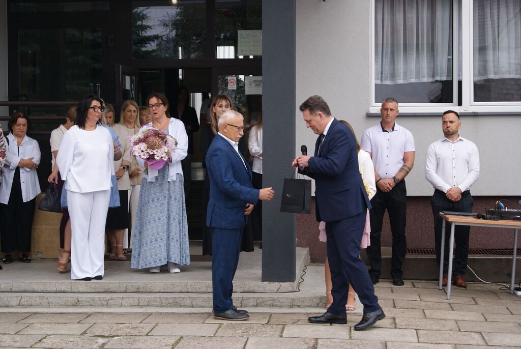 
                                                       Uroczyście rozpoczęliśmy nowy rok szkolny.
                                                