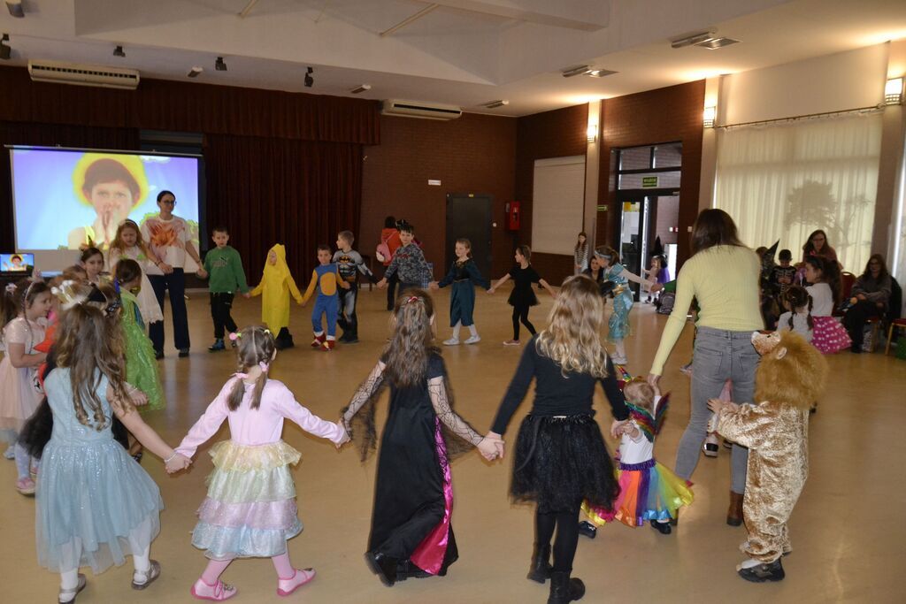 
                                                    Bal przebierańców - Fotorelacja
                                                