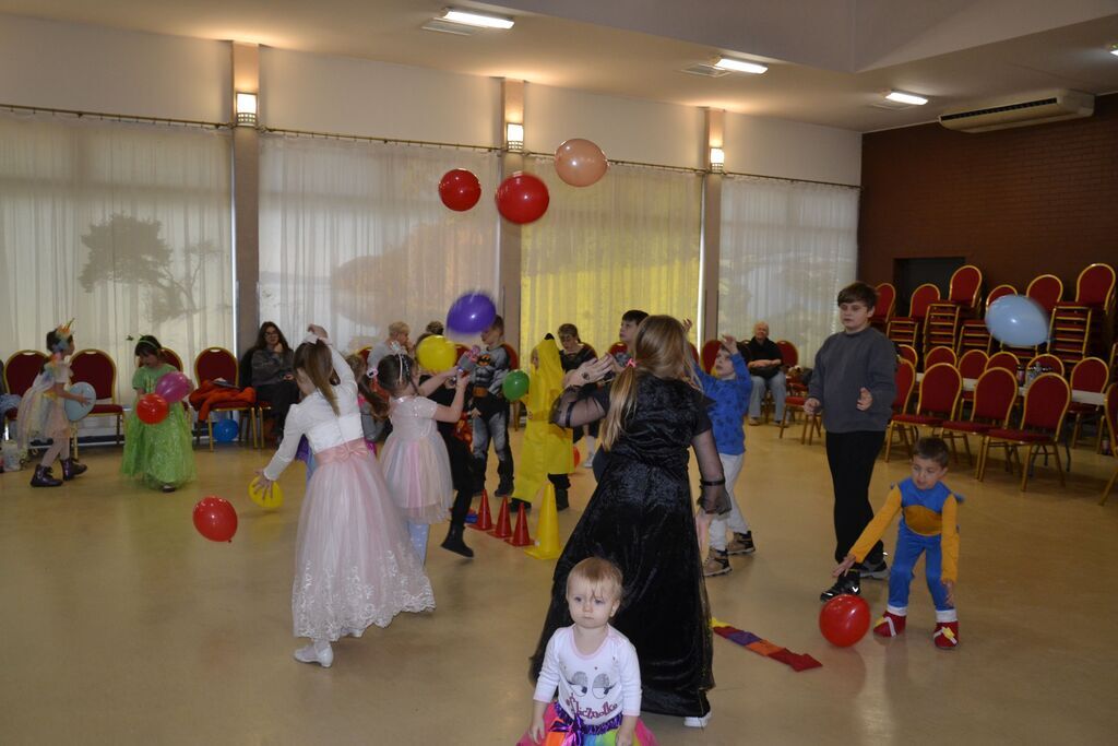 
                                                    Bal przebierańców - Fotorelacja
                                                