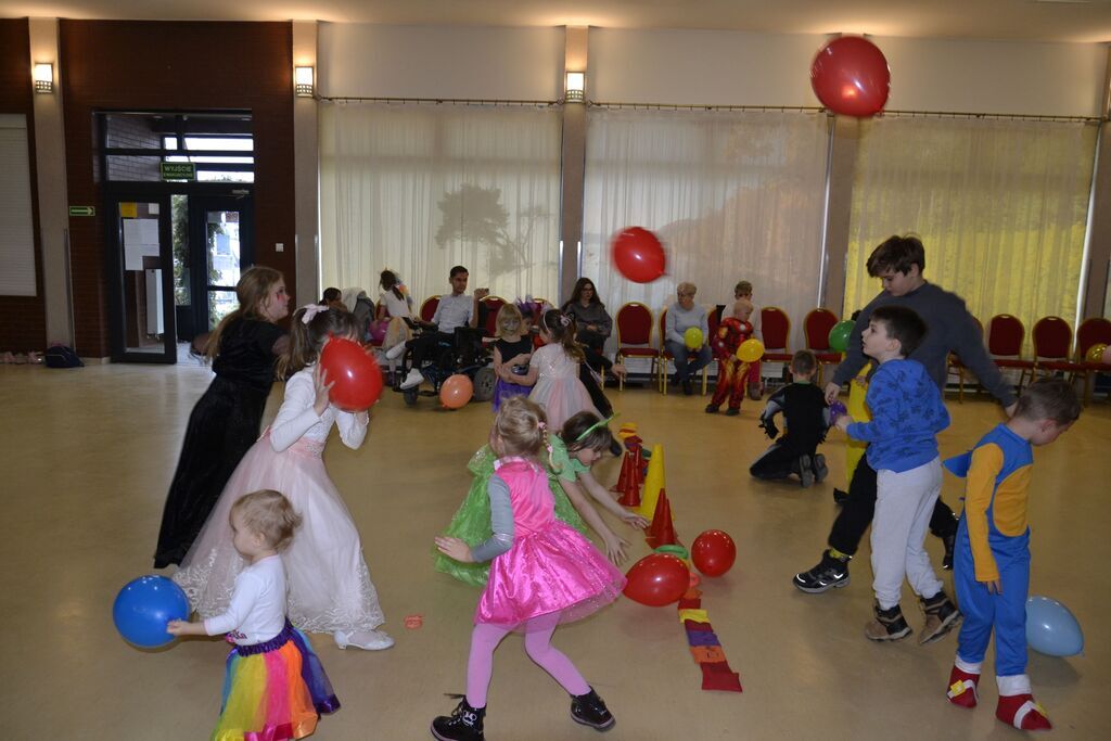 
                                                    Bal przebierańców - Fotorelacja
                                                