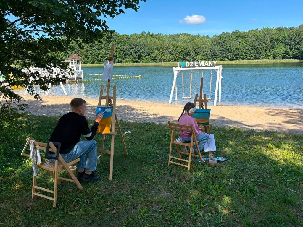 
                                                       🎨🌿 Malowanie w plenerze nad Jeziorem Rzuno! 🌊🖌️
                                                