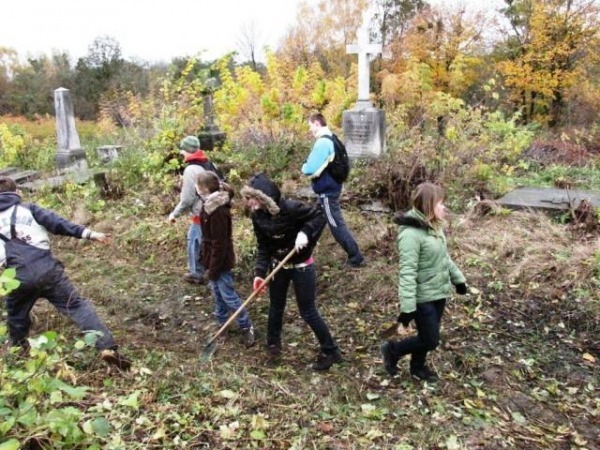 
                                                       Porządkowanie starego cmentarza przez młodzież z Publicznego Gimnazjum w Garbowie
                                                