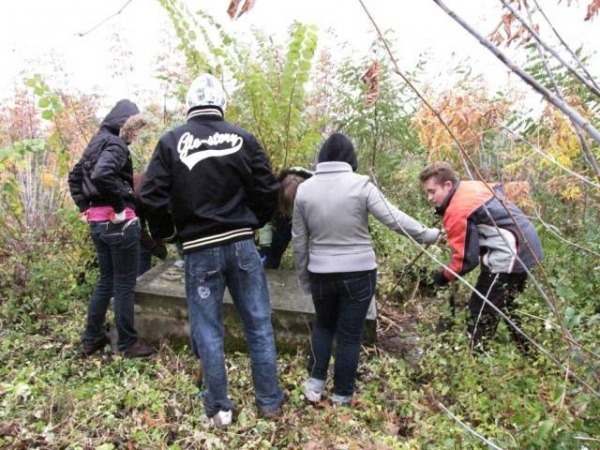 
                                                       Porządkowanie starego cmentarza przez młodzież z Publicznego Gimnazjum w Garbowie
                                                