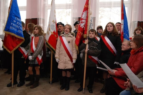 
                                                       Obchody Narodowego Święta Niepodległości Garbów 11.11.2007r
                                                