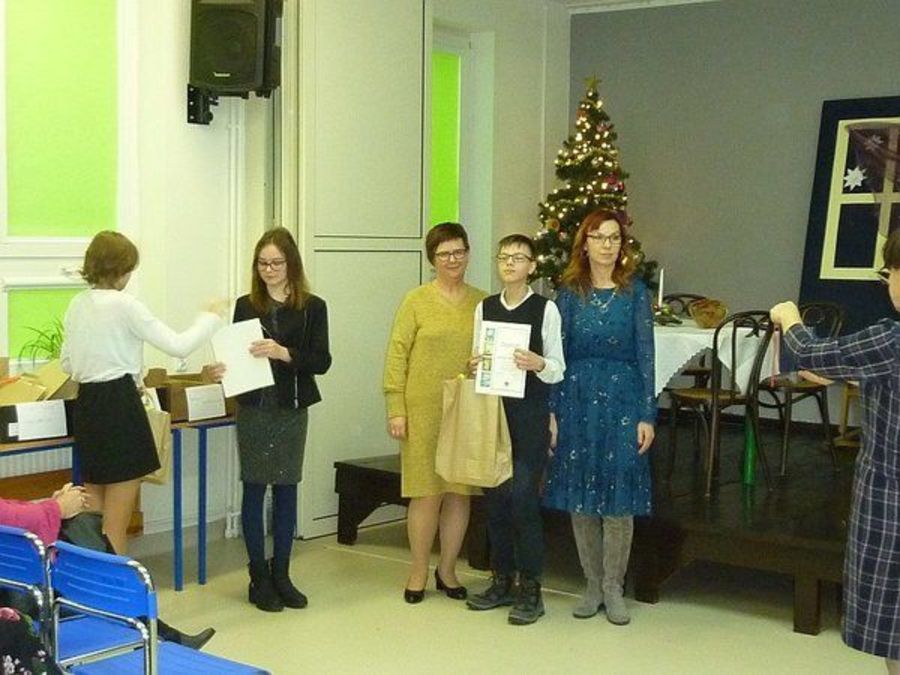 
                                                       Nagrody za świąteczne życzenia uczniów z Wilczopola 
                                                