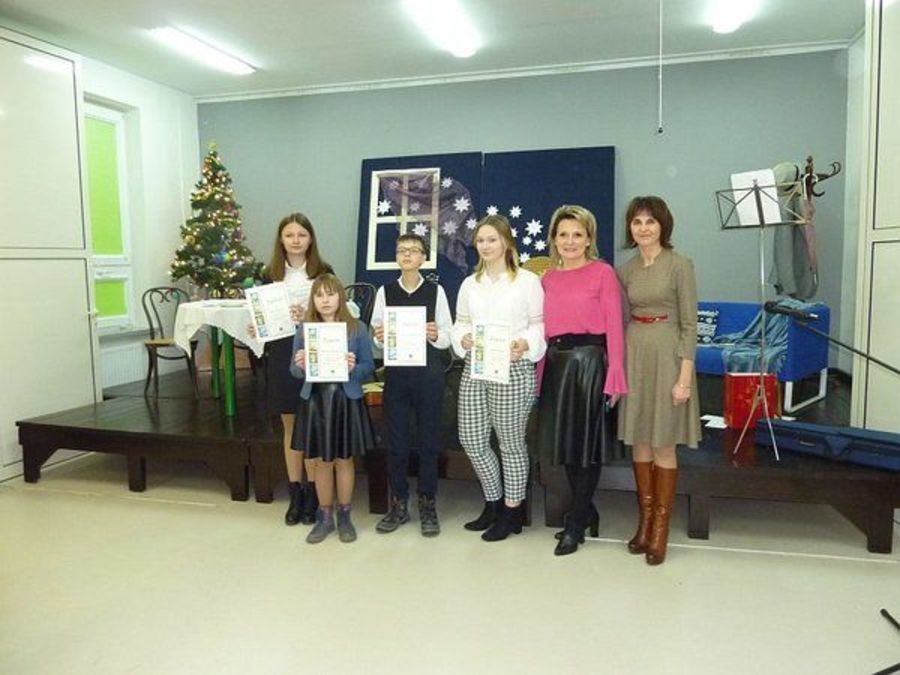 
                                                       Nagrody za świąteczne życzenia uczniów z Wilczopola 
                                                