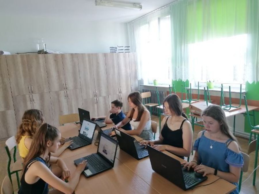 
                                                    Uczestnicy  przy komputerach
                                                