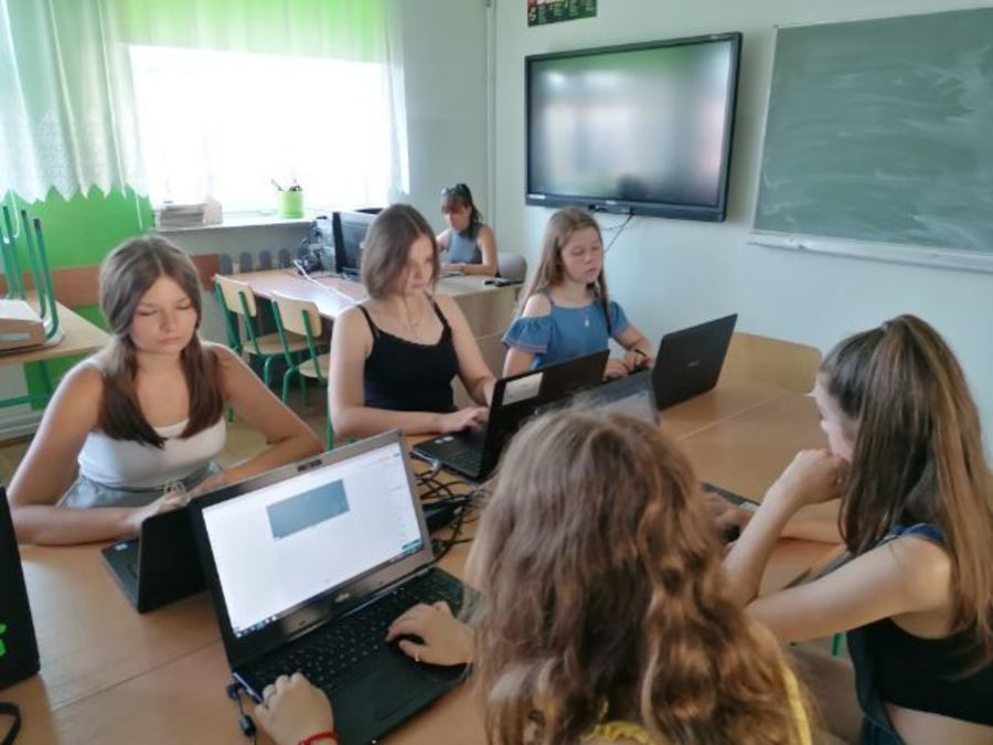 
                                                    Uczestnicy  przy komputerach
                                                